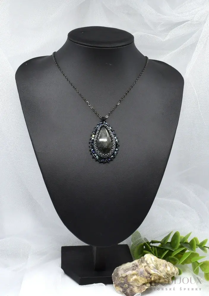 Náhrdelník s kapkou labradoritu