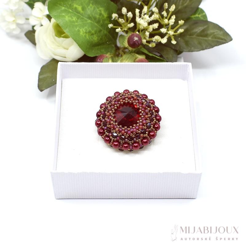 Červená brož s broušenou rivolkou