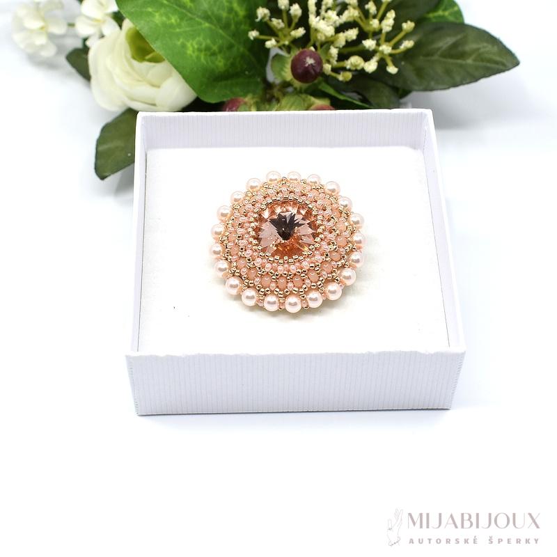 Růžová brož s broušenou rivolkou