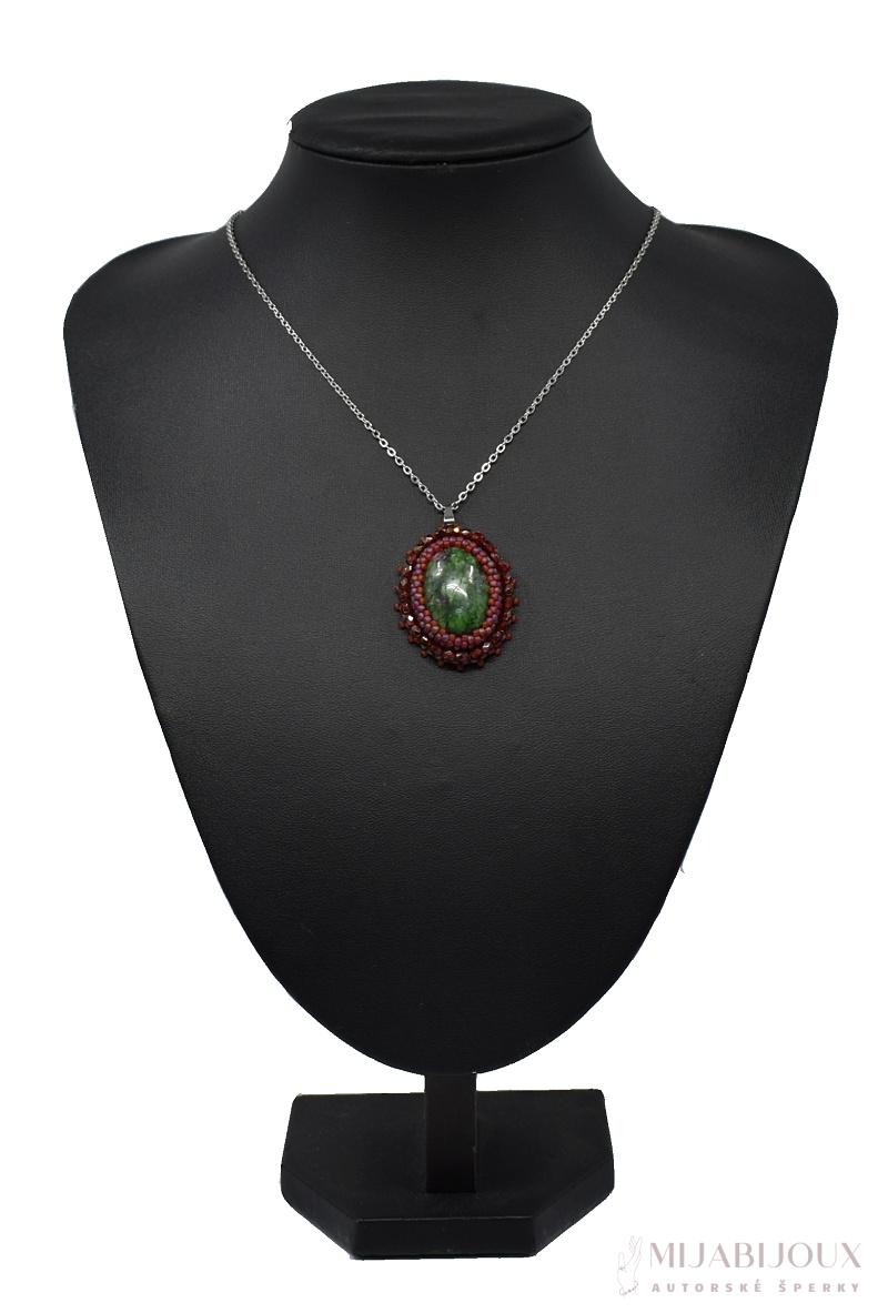 Náhrdelník z minerálu zoisit s rubínem