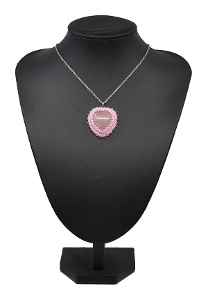 Náhrdelník z minerálu růženín