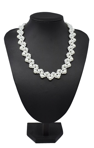 Bílý korálkový náhrdelník 
