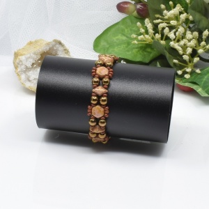 Hnědý korálkový náramek