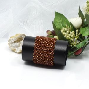 Hnědý korálkový náramek II