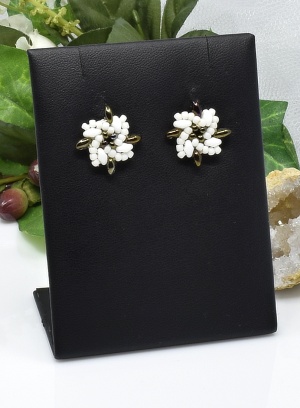 Bílé náušnice puzetky