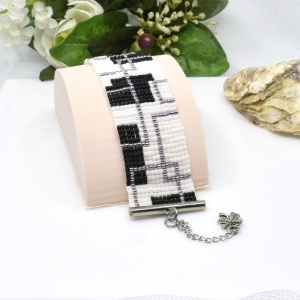 Elegantní bílý náramek