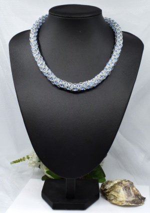 Výrazný modrý náhrdelník