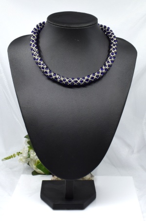 Výrazný tmavě modrý náhrdelník