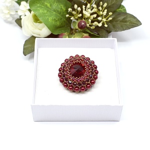 Červená brož s broušenou rivolkou