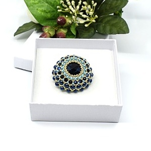 Modrá brož s broušenou rivolkou