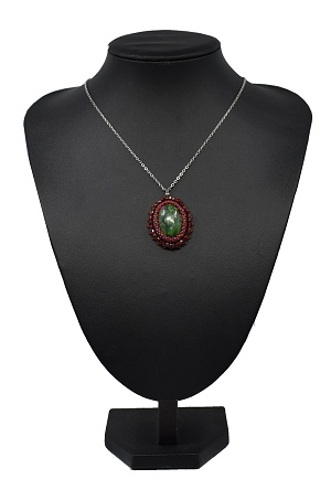 Náhrdelník z minerálu zoisit s rubínem