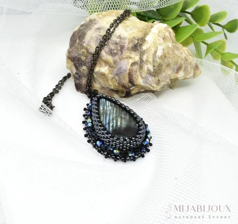 Náhrdelník s kapkou labradoritu