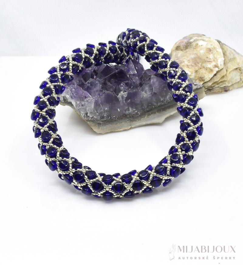 Výrazný tmavě modrý náhrdelník