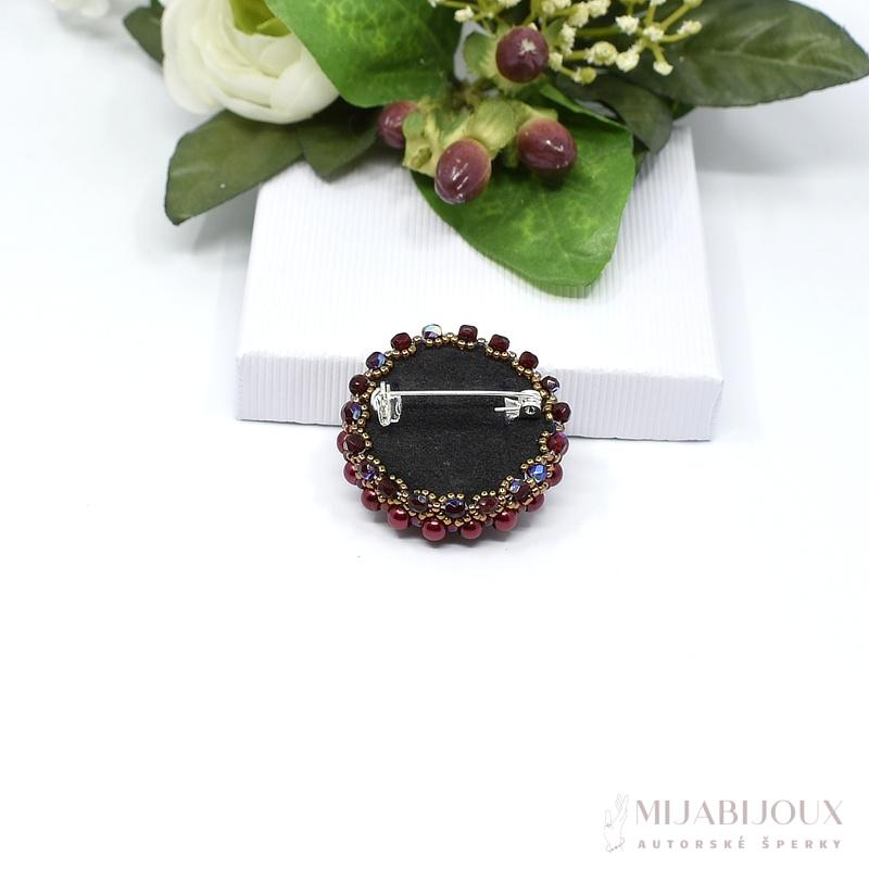 Červená brož s broušenou rivolkou