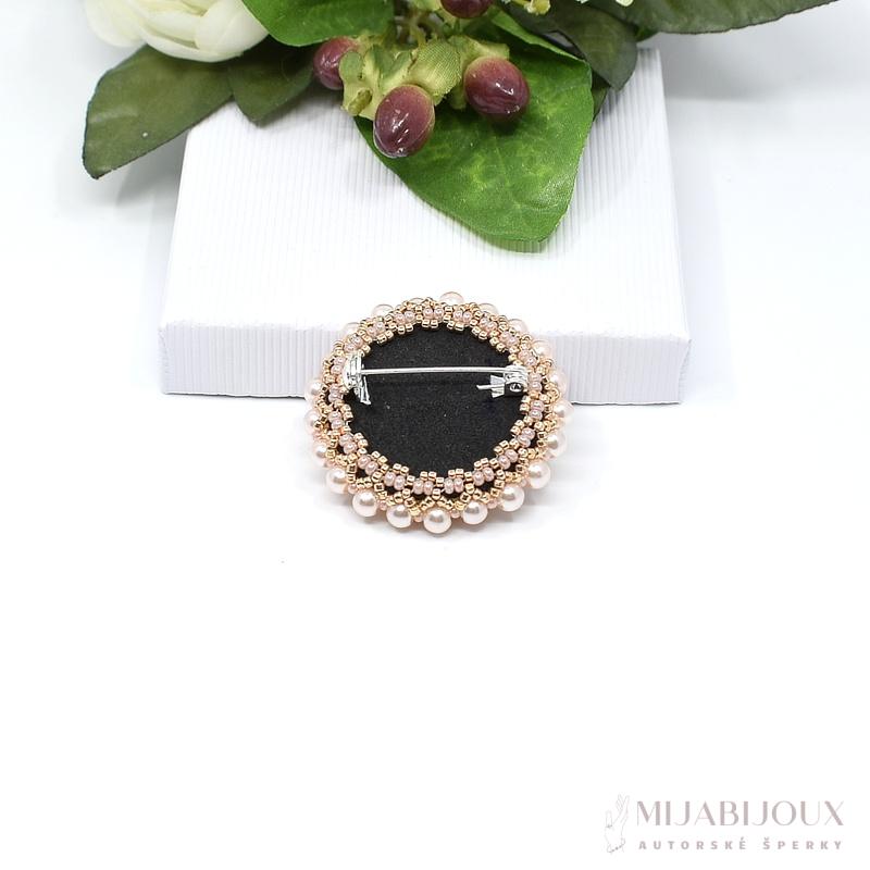 Růžová brož s broušenou rivolkou