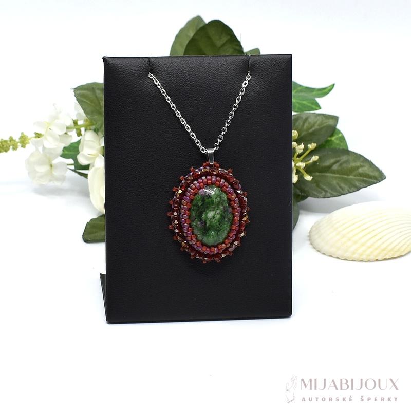 Náhrdelník z minerálu zoisit s rubínem