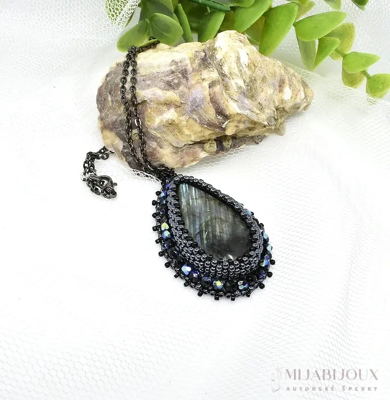 Náhrdelník s kapkou labradoritu