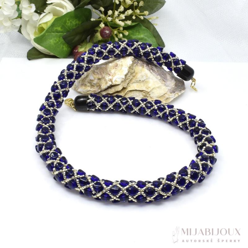 Výrazný tmavě modrý náhrdelník