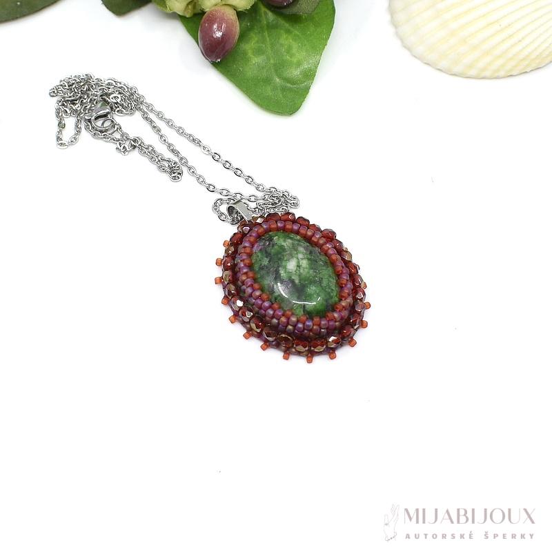 Náhrdelník z minerálu zoisit s rubínem