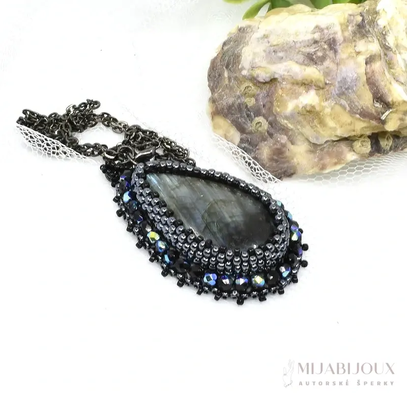 Náhrdelník s kapkou labradoritu