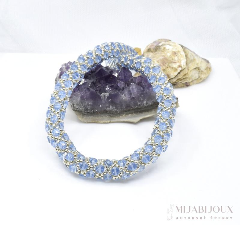 Výrazný modrý náhrdelník