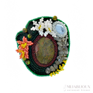 Brož z minerálu unakit